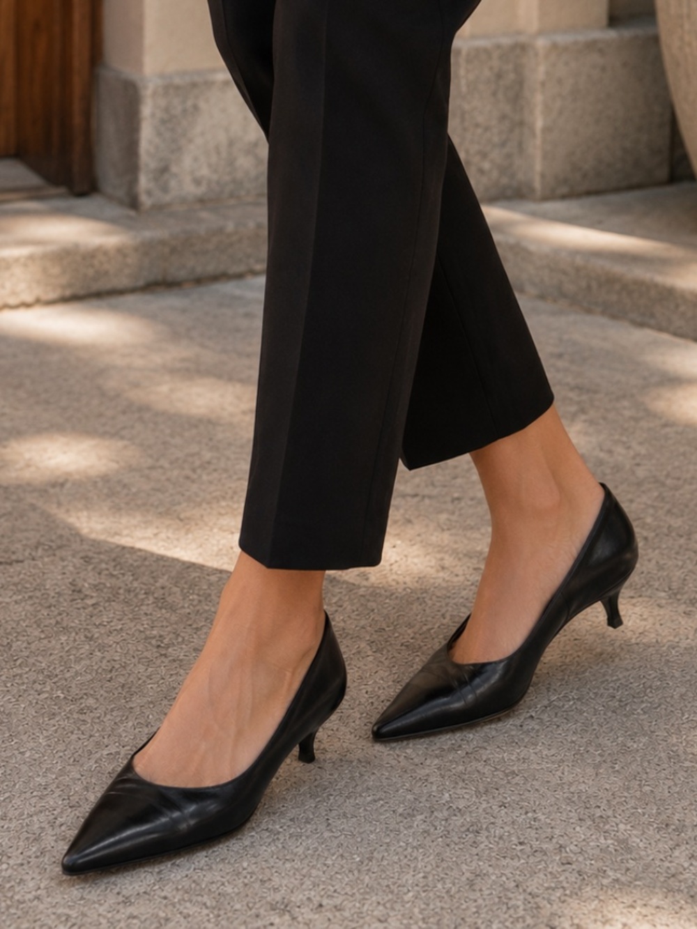 Stuart Weitzman Women's Black Leather Kitten Heel Pump 5 Pointed Toe